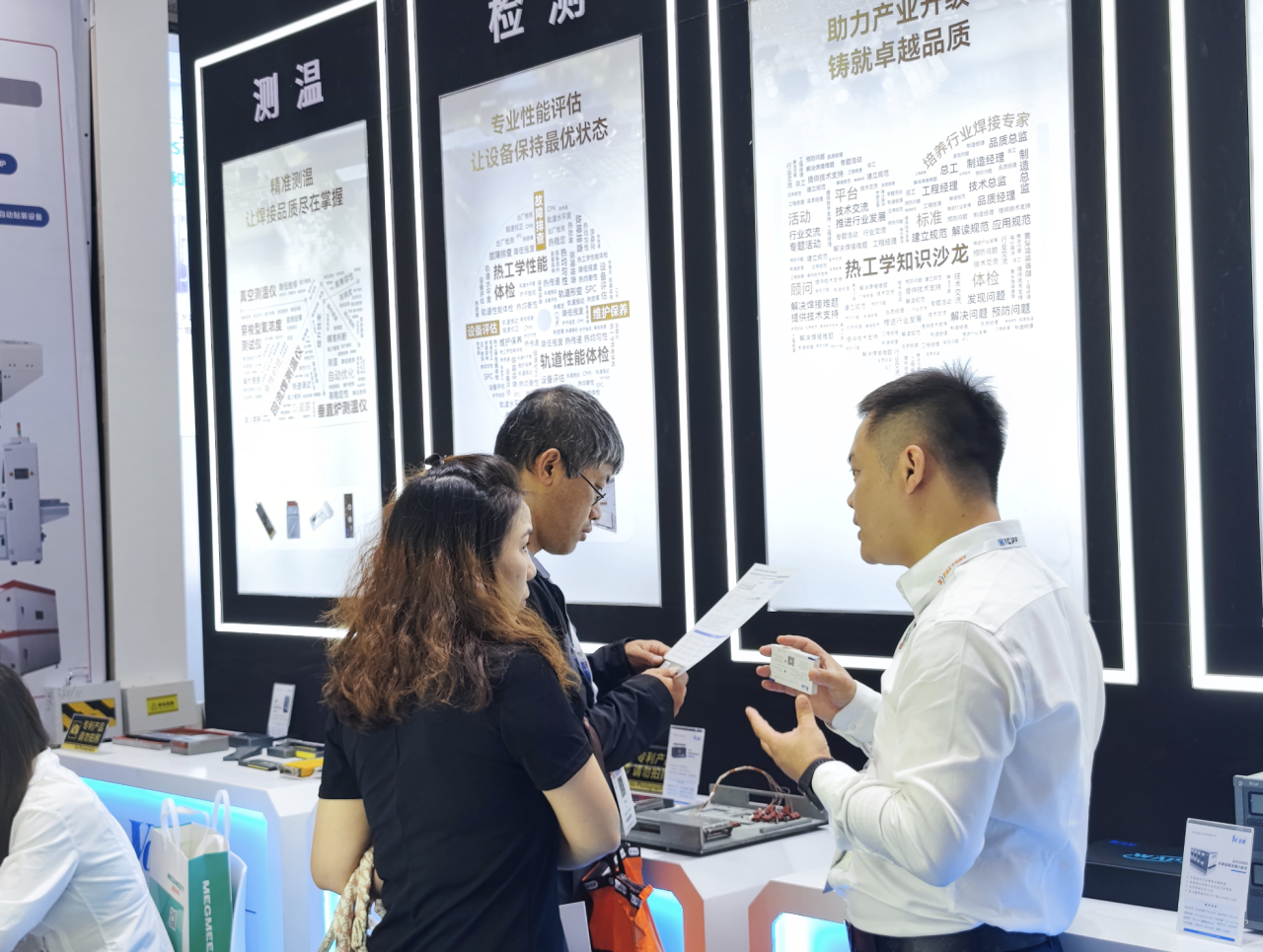 工作人員正在講解檢測設備技術